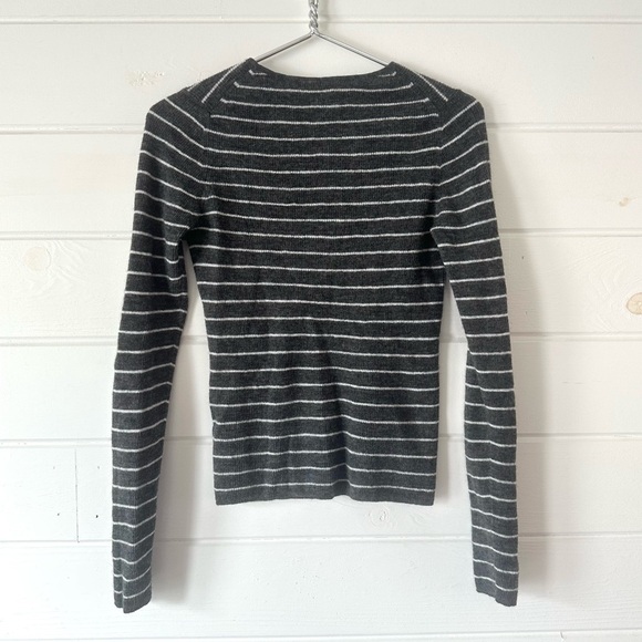 Vince 100% Wool Striped Crew Neck Fine Knit Lightweight Pullover Sweater Sz M - Picture 6 of 8